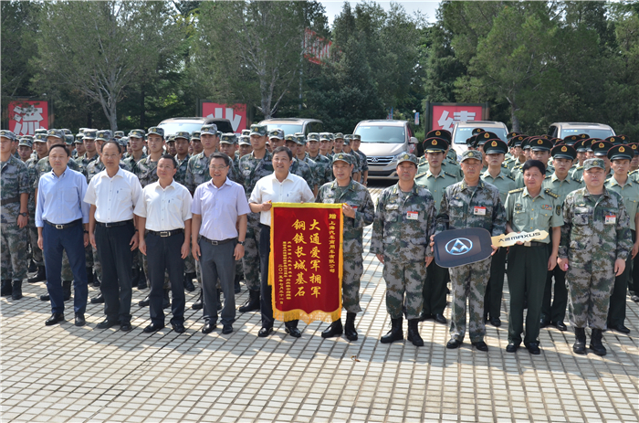 尊龙凯时大通G10成为大阅兵指挥用车